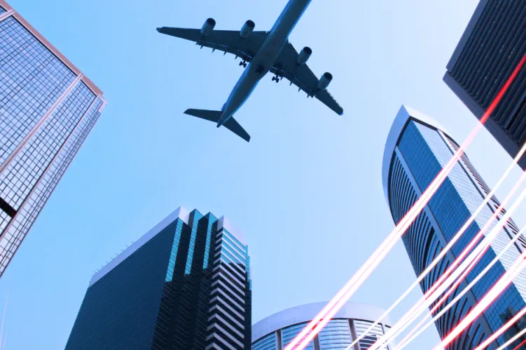 samolot na tle niebieskiego nieba w mieście 