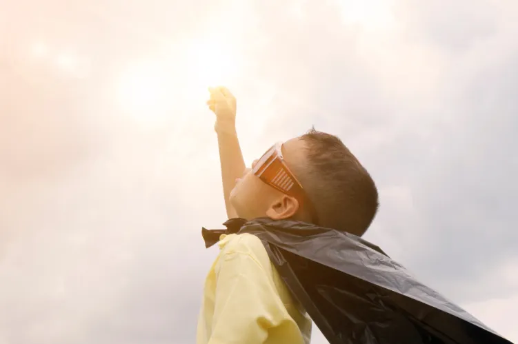 chopiec udający supermana 