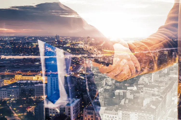 mężczyźni podają sobie ręce