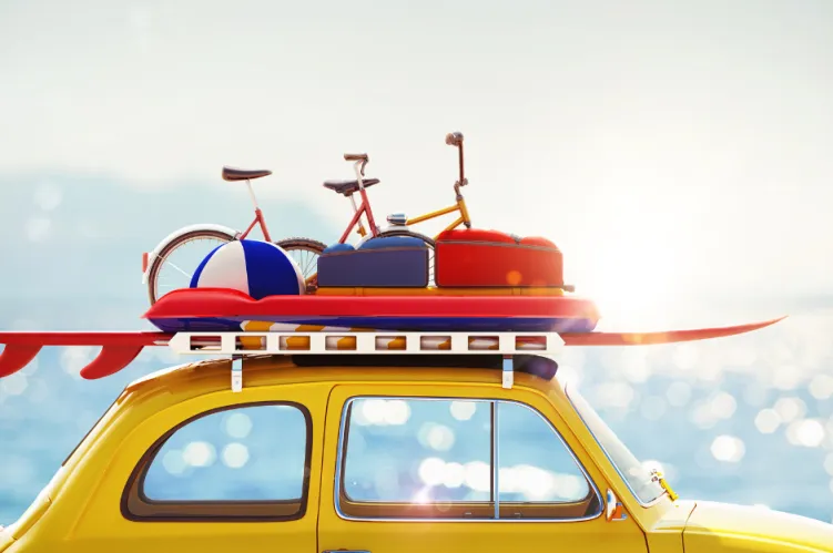 żółty samochód z wypełnionym bagażnikiem dachowym