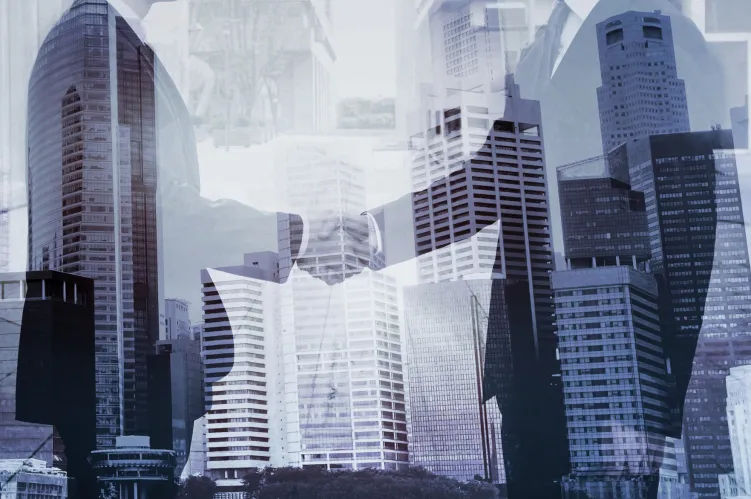 dwaj mężczyźnie ściskający dłonie na znak współpracy