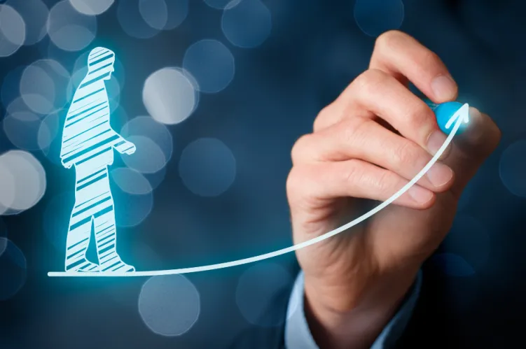 postać człowieka na wykresie liniowym w górę