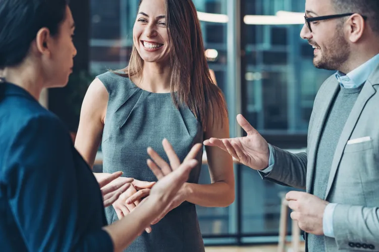 grupa ludzi rozmawiających o współpracy