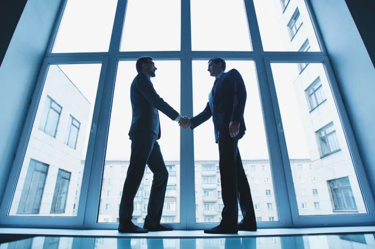 dwóch mężczyzn podaje sobie dłoń