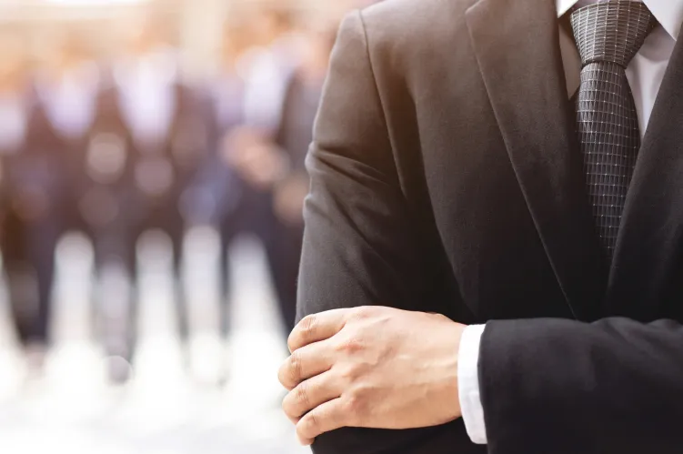 mężczyzna z założonymi rękoma 