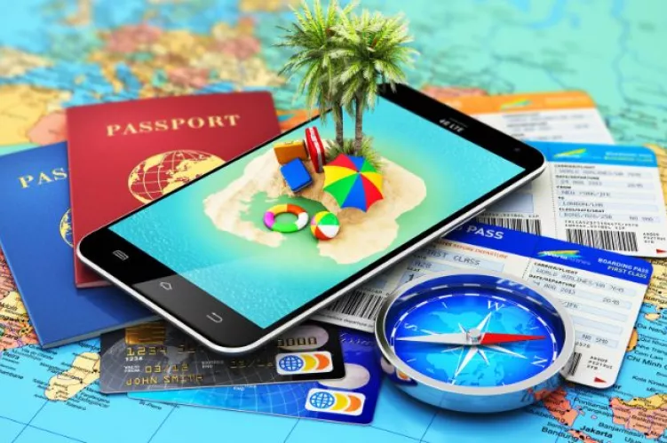 zdjęcie paszportu, telefonu, kompasu na mapie 