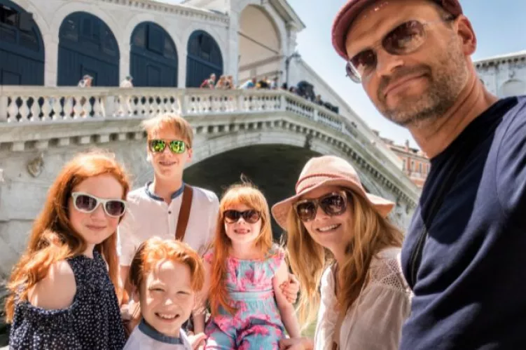 zdjęcie rodziny na wakacjach