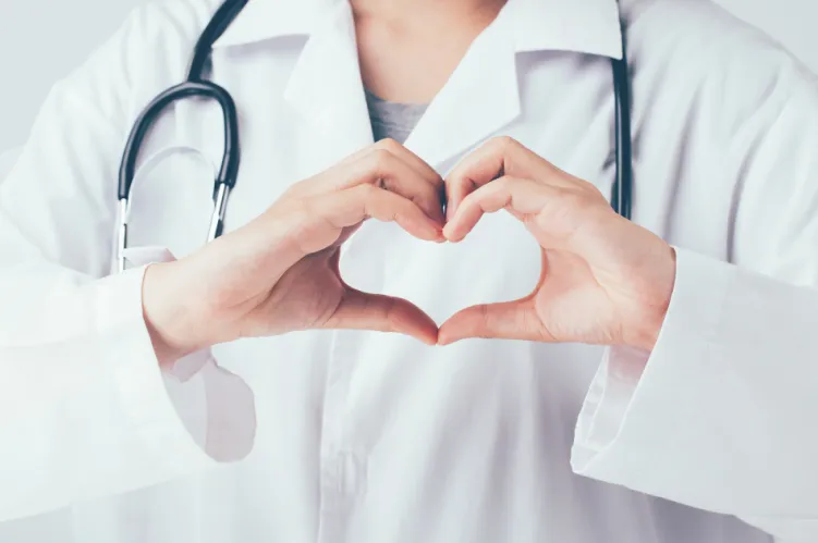 lekarz ze złożonymi w serce rękoma