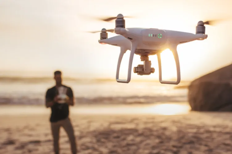 dron  na tle zachodzącego słońca