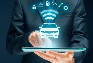 mężczyzna w garniturze z laptopem a nad nim cyfrowy wyświetlacz z samochodem 