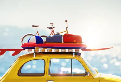 żółty samochód z wypełnionym bagażnikiem dachowym