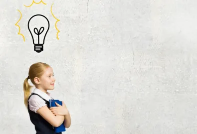 uczennica z żarówką  nad głową