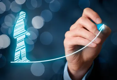 postać człowieka na wykresie liniowym w górę