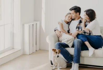 szczęśliwa rodzina na kanapie