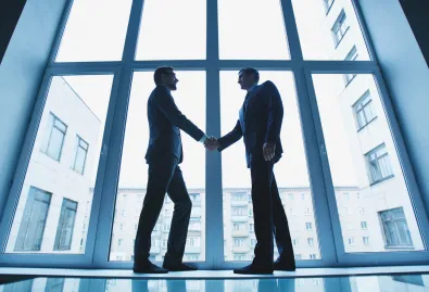 dwóch mężczyzn podaje sobie dłoń