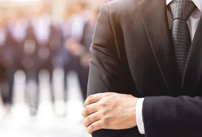 mężczyzna z założonymi rękoma 