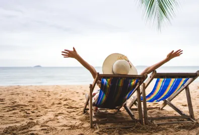 plaża leżak kobieta w kapeluszu 