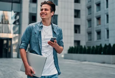 młody mężczyzna z słuchawkami i telefonem w ręku 