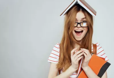 uczennica z biretem i zeszytami 