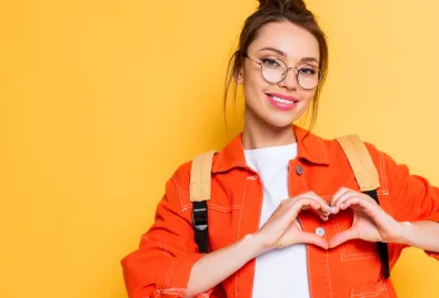 studentka z sercem z dłoni