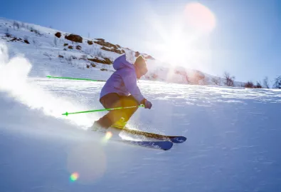 narciarz jadący z szybkością 