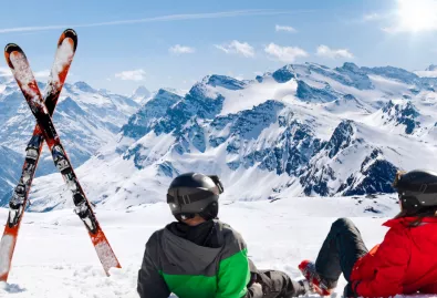 narciarze wypoczywający na stoki ze skrzyżowanymi nartami 