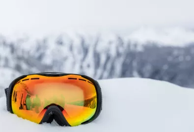 gogle na białym stoku narciarskim 