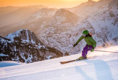 narciarz jadący z szybkością 