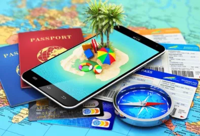 zdjęcie paszportu, telefonu, kompasu na mapie 