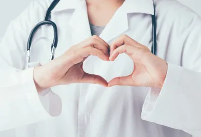 lekarz ze złożonymi w serce rękoma