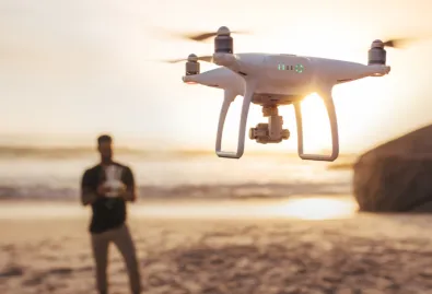 dron  na tle zachodzącego słońca